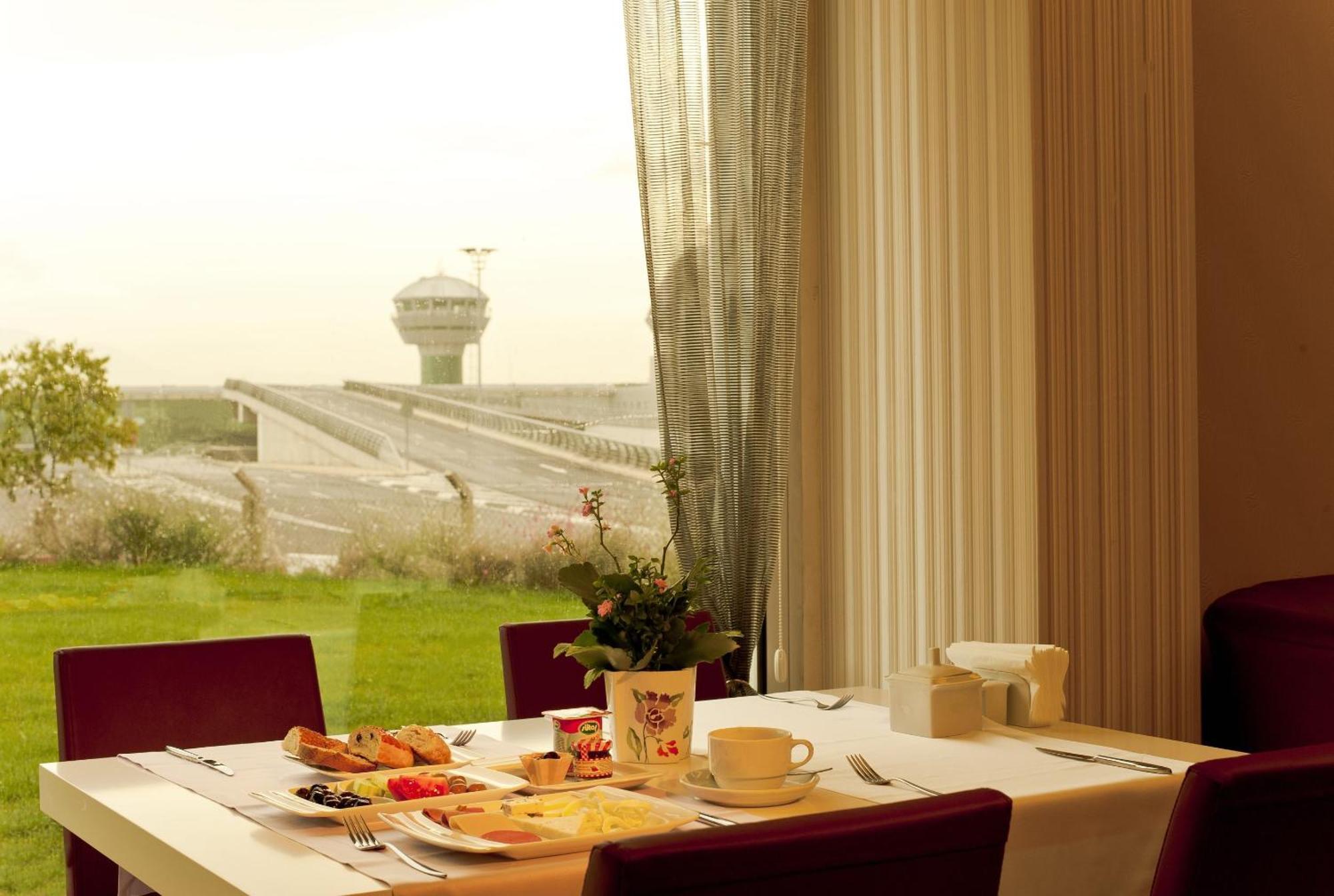 Orty Airport Hotel İzmir Restoran gambar